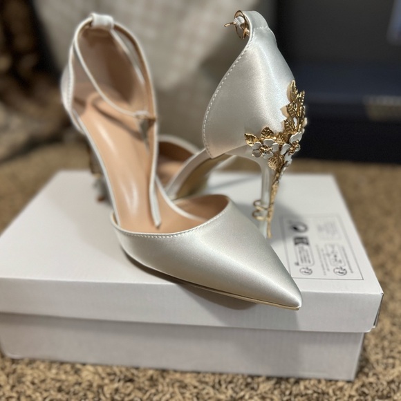 Shoes - Elegant White and Gold Women's Heels